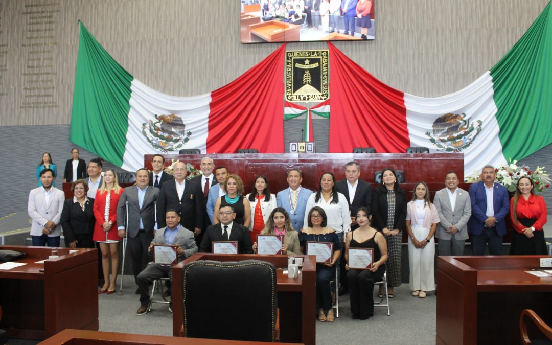 Entrega Congreso el reconocimiento al Mérito Médico 2024 al Doctor José Arturo Miranda Nava