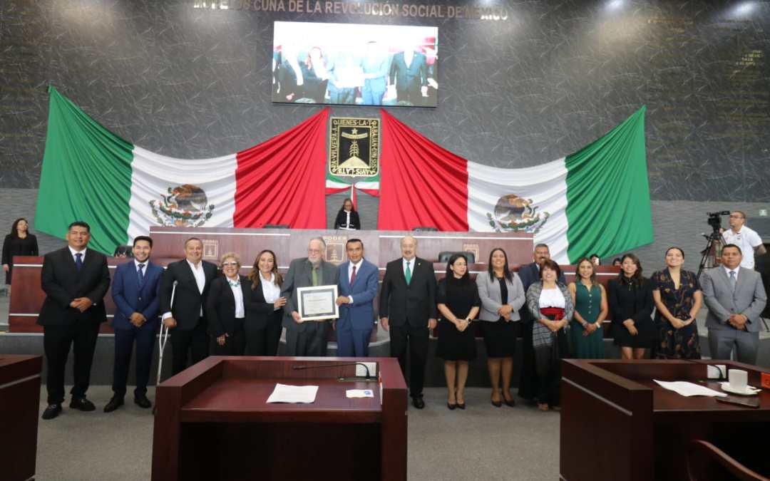 Entrega Congreso reconocimiento al Doctor Horacio Alberto Crespo Gaggiotti, por su contribución al conocimiento histórico del Estado de Morelos